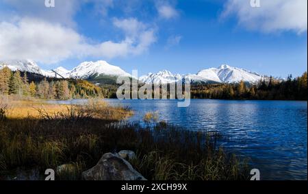 Strbske Lake, Slovaquie - vue panoramique de l'emblématique lac Strbske ( trbsk Pleso) lors d'un après-midi d'automne ensoleillé avec les Hautes Tatras et la tour des Tatras Banque D'Images