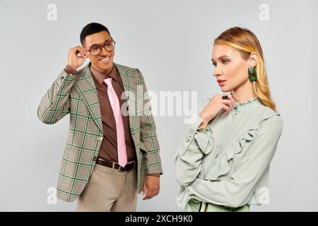 Un homme et une femme se tiennent ensemble dans une pose affectueuse. Banque D'Images