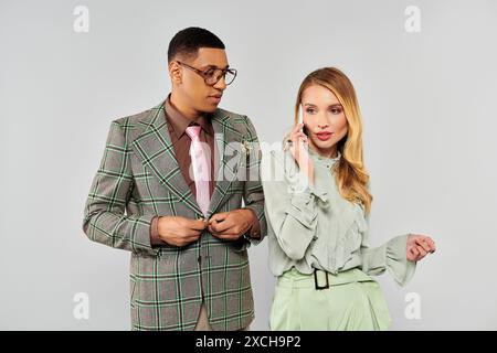 Homme et femme engagés dans une conversation téléphonique, profondément dans la discussion. Banque D'Images