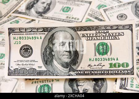 cash dollars américains se trouvent sur fond de dollars Banque D'Images
