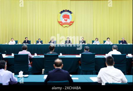 Pékin, Chine. 17 juin 2024. Wang Huning, membre du Comité permanent du Bureau politique du Comité central du Parti communiste chinois et président du Comité national de la Conférence consultative politique du peuple chinois (CCPPC), préside la 20e session de consultation bimensuelle tenue par le 14e Comité national de la CCPPC à Beijing, capitale de la Chine, 17 juin 2024. Crédit : Liu Bin/Xinhua/Alamy Live News Banque D'Images