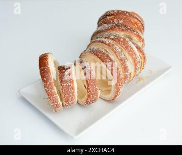 Rouleaux hongrois sur un fond blanc. Banque D'Images