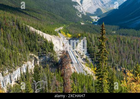 Le point de vue de Big Bend et la Big Hill sur la promenade des champs de glace entre Jasper et le parc national Banff en automne, Alberta, Canada. Banque D'Images