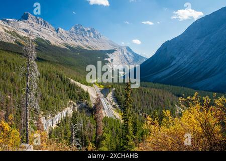 Le point de vue de Big Bend et la Big Hill sur la promenade des champs de glace entre Jasper et le parc national Banff en automne, Alberta, Canada. Banque D'Images