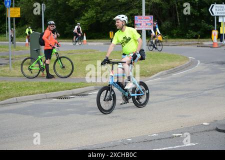 Trajet en vélo de Londres à Brighton le 16 juin 2024. Presque à mi-chemin (Eagle.FITS.pints). Tout le monde sourit encore Banque D'Images