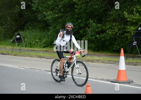 Trajet en vélo de Londres à Brighton le 16 juin 2024. Presque à mi-chemin (Eagle.FITS.pints). Tout le monde sourit encore Banque D'Images