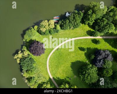 Maidstone, Kent, Royaume-Uni. Vue drone au-dessus de Mote Park regardant vers le bas sur la rivière Len et un sentier à travers le parc Banque D'Images