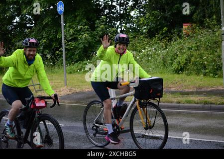 Trajet en vélo de Londres à Brighton le 16 juin 2024. Presque à mi-chemin (Eagle.FITS.pints). Tout le monde sourit encore Banque D'Images