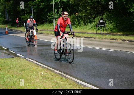 Trajet en vélo de Londres à Brighton le 16 juin 2024. Presque à mi-chemin (Eagle.FITS.pints). Tout le monde sourit encore Banque D'Images