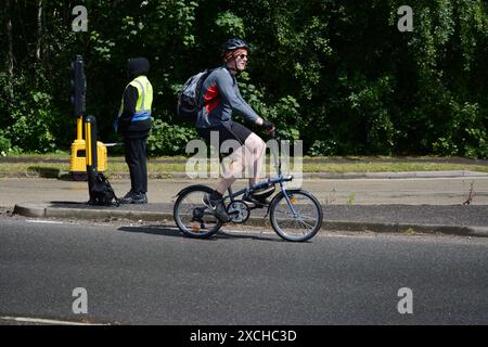 Trajet en vélo de Londres à Brighton le 16 juin 2024. Presque à mi-chemin (Eagle.FITS.pints). Tout le monde sourit encore Banque D'Images