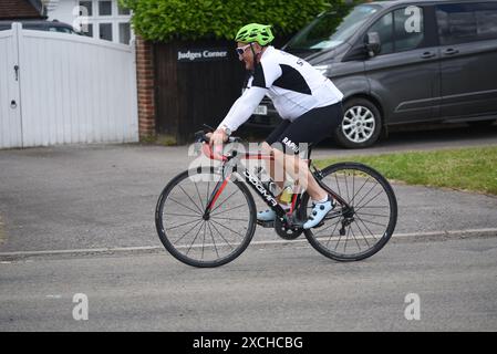 Trajet en vélo de Londres à Brighton le 16 juin 2024. Presque à mi-chemin (Eagle.FITS.pints). Tout le monde sourit encore Banque D'Images