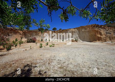 Carrière de cendres volcaniques du volcan Nisyros, île de Tilos, îles du Dodécanèse, Grèce. Banque D'Images