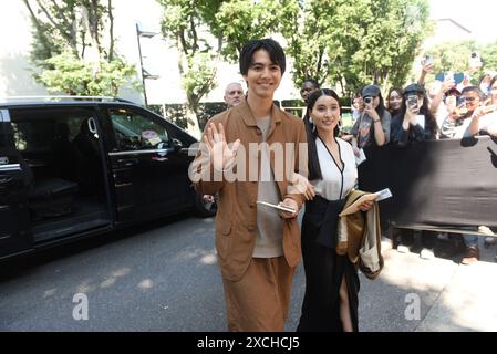 Milan, Italie. 17 juin 2024. Le chanteur et acteur japonais RYOTA KATAYOSE et sa femme, actrice et mannequin TAO TSUCHIYA arrivent au défilé GIORGIO ARMANI, pendant la Fashion week de Milan, Menswear 2025 (crédit image : © Ervin Shulku/ZUMA Press Wire) USAGE ÉDITORIAL SEULEMENT! Non destiné à UN USAGE commercial ! Banque D'Images