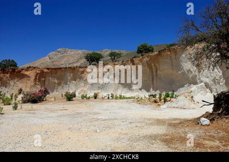 Carrière de cendres volcaniques du volcan Nisyros, île de Tilos, îles du Dodécanèse, Grèce. Banque D'Images