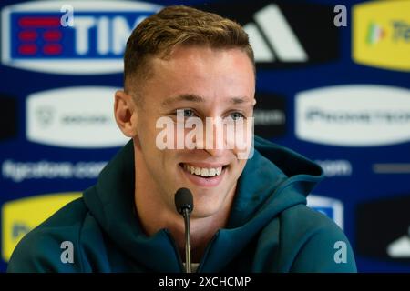 Iserlohn, Allemagne. 17 juin 2024. Davide Frattesi d'Italie sourit lors d'une conférence de presse. L'Italie disputera son deuxième match à l'UEFA EURO 2024 contre l'Espagne le 20 juin 2024. Crédit : Nicolò Campo/Alamy Live News Banque D'Images