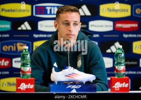 Iserlohn, Allemagne. 17 juin 2024. Davide Frattesi, de l'Italie, prend la parole lors d'une conférence de presse. L'Italie disputera son deuxième match à l'UEFA EURO 2024 contre l'Espagne le 20 juin 2024. Crédit : Nicolò Campo/Alamy Live News Banque D'Images