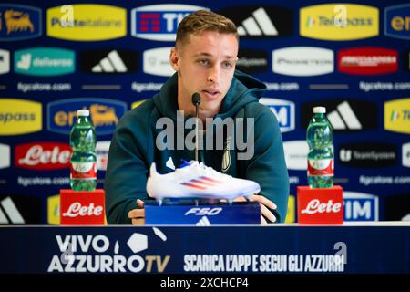 Iserlohn, Allemagne. 17 juin 2024. Davide Frattesi, de l'Italie, prend la parole lors d'une conférence de presse. L'Italie disputera son deuxième match à l'UEFA EURO 2024 contre l'Espagne le 20 juin 2024. Crédit : Nicolò Campo/Alamy Live News Banque D'Images