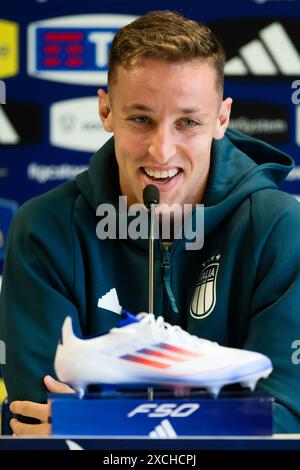 Iserlohn, Allemagne. 17 juin 2024. Davide Frattesi d'Italie sourit lors d'une conférence de presse. L'Italie disputera son deuxième match à l'UEFA EURO 2024 contre l'Espagne le 20 juin 2024. Crédit : Nicolò Campo/Alamy Live News Banque D'Images