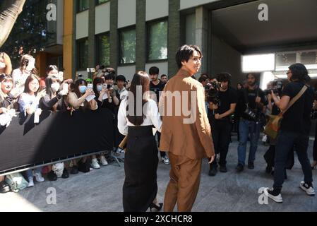 Milan, Italie. 17 juin 2024. Le chanteur et acteur japonais RYOTA KATAYOSE et sa femme, actrice et mannequin TAO TSUCHIYA arrivent au défilé GIORGIO ARMANI, pendant la Fashion week de Milan, Menswear 2025 (crédit image : © Ervin Shulku/ZUMA Press Wire) USAGE ÉDITORIAL SEULEMENT! Non destiné à UN USAGE commercial ! Banque D'Images