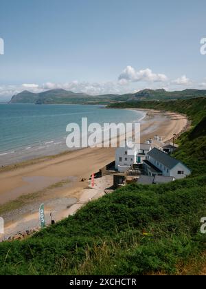 Plage de Morfa Nefyn et paysage côtier d'été sur la péninsule de Llŷn dans la région de Dwyfor à Gwynedd, pays de Galles Royaume-Uni Banque D'Images