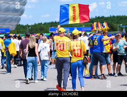 Fans von Rumaenien, UEFA EURO 2024 - Group E, Roumanie vs Ukraine, Fussball Arena Muenchen AM 17. Juin 2024 à Muenchen, Deutschland. Foto von Silas Schueller/DeFodi images fans de Roumanie, UEFA EURO 2024 - Groupe E, Roumanie vs Ukraine, Munich Football Arena le 17 juin 2024 à Muenchen, Allemagne. Photo de Silas Schueller/DeFodi images Defodi-738 738 ROUKR 20240617 115 *** fans de Roumanie, UEFA EURO 2024 Groupe E, Roumanie vs Ukraine, Munich Football Arena le 17 juin 2024 à Munich, Allemagne photo de Silas Schueller DeFodi images fans de Roumanie, UEFA EURO 2024 Groupe E, Roumanie vs Ukraine, Munich Banque D'Images