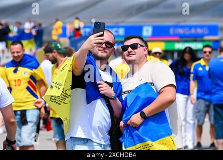 Fans der Ukraine, UEFA EURO 2024 - Groupe E, Roumanie vs Ukraine, Fussball Arena Muenchen AM 17. Juin 2024 à Muenchen, Deutschland. Foto von Silas Schueller/DeFodi images fans de l'Ukraine, UEFA EURO 2024 - Groupe E, Roumanie vs Ukraine, Munich Football Arena le 17 juin 2024 à Muenchen, Allemagne. Photo de Silas Schueller/DeFodi images Defodi-738 738 ROUKR 20240617 120 *** fans de l'Ukraine, UEFA EURO 2024 Groupe E, Roumanie vs Ukraine, Munich Football Arena le 17 juin 2024 à Munich, Allemagne photo de Silas Schueller DeFodi images fans de l'Ukraine, UEFA EURO 2024 Groupe E, Roumanie vs Ukraine, Munich Fo Banque D'Images