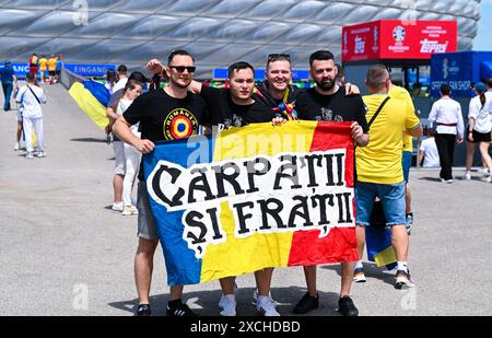 Fans von Rumaenien, UEFA EURO 2024 - Group E, Roumanie vs Ukraine, Fussball Arena Muenchen AM 17. Juin 2024 à Muenchen, Deutschland. Foto von Silas Schueller/DeFodi images fans de Roumanie, UEFA EURO 2024 - Groupe E, Roumanie vs Ukraine, Munich Football Arena le 17 juin 2024 à Muenchen, Allemagne. Photo de Silas Schueller/DeFodi images Defodi-738 738 ROUKR 20240617 114 *** fans de Roumanie, UEFA EURO 2024 Groupe E, Roumanie vs Ukraine, Munich Football Arena le 17 juin 2024 à Munich, Allemagne photo de Silas Schueller DeFodi images fans de Roumanie, UEFA EURO 2024 Groupe E, Roumanie vs Ukraine, Munich Banque D'Images