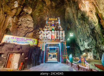 Kuala Lumpur, Malaisie-17 avril 2023 : magnifique temple orné rénové, dans le vaste intérieur du complexe de grottes, décorations complexes et colorées Banque D'Images