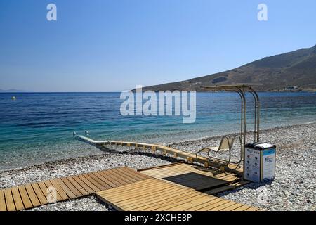 Seatrac accès handicapés à la mer, Livadia, Tilos, îles Dodécanèse, sud de la mer Égée, Grèce. Banque D'Images