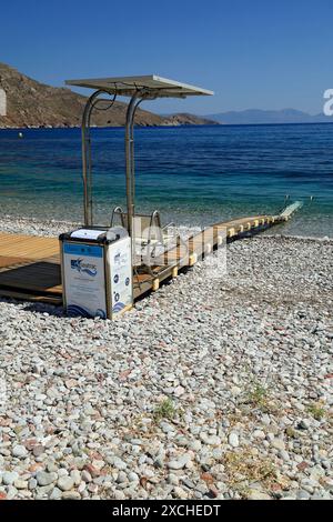 Seatrac accès handicapés à la mer, Livadia, Tilos, îles Dodécanèse, sud de la mer Égée, Grèce. Banque D'Images