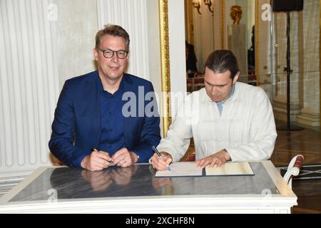 Markus Blume Kunstminister Vladimir Jurowski Bayerische Staatsoper Generalmusik Direktor Muenchen 17.06.2024 Bayerische Staatsoper Pressekonferenz-Personelle Weichenstellung Muenchen *** Markus Blume Ministre des Arts Vladimir Jurowski Opéra général de Bavière Directeur musical Munich 17 06 2024 Opéra d'État de Bavière Conférence de presse Organisation du cours personnel Munich Banque D'Images