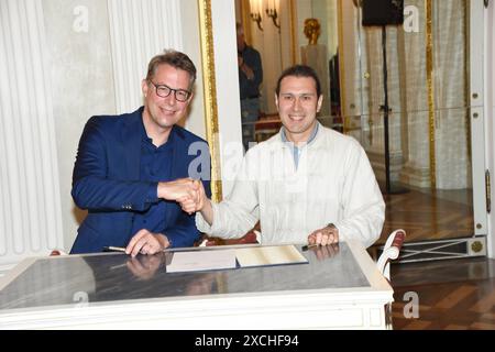 Markus Blume Kunstminister Vladimir Jurowski Bayerische Staatsoper Generalmusik Direktor Muenchen 17.06.2024 Bayerische Staatsoper Pressekonferenz-Personelle Weichenstellung Muenchen *** Markus Blume Ministre des Arts Vladimir Jurowski Opéra général de Bavière Directeur musical Munich 17 06 2024 Opéra d'État de Bavière Conférence de presse Organisation du cours personnel Munich Banque D'Images