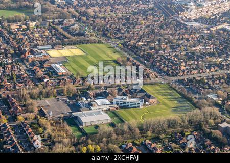 Photo aérienne de William Hulme Grammar School et du Whalley Range High School adjacent prise à 1500 pieds Banque D'Images