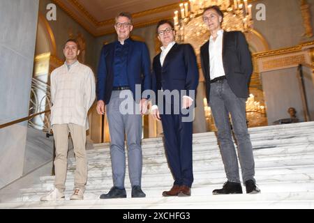 Vladimir Jurowski Bayerische Staatsoper Generalmusik Direktor Markus Blume Kunstminister Serge Dorny Bayerische Staatoper Intendant Laurent Hilmare Bayerische Staatsoper Ballett Direktor Muenchen 17.06.2024 Bayerische Staatsoper Pressekonferenz-Personelle Weichenstellung Muenchen *** Vladimir Jurowski Opéra général de Bavière Directeur musical Markus Blume Ministre de art Serge Dorny Opéra d'État de Bavière Directeur artistique Laurent Hilmare Directeur du Ballet de l'Opéra d'État de Bavière Munich 17 06 2024 Bavière Conférence de presse de l'Opéra d'État personnel changement de cap Munich Banque D'Images