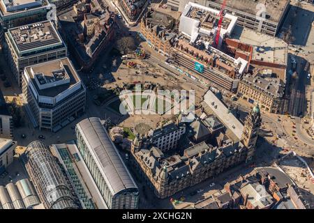 Photo aérienne de l'hôtel de ville de Sheffield et de la rue Pinstone à 2000 mètres Banque D'Images