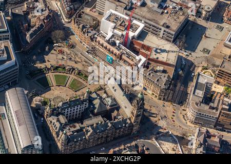 Photo aérienne de l'hôtel de ville de Sheffield et de la rue Pinstone à 2000 mètres Banque D'Images