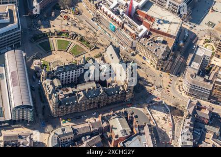 Photo aérienne de l'hôtel de ville de Sheffield et de la rue Pinstone à 2000 mètres Banque D'Images