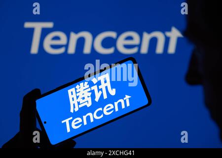 Le logo Tencent est affiché sur un smartphone, avec Tencent en arrière-plan à l'écran, vu sur cette illustration photo. Prise à Bruxelles, Belgique. Le 16 juin 2024. (Jonathan Raa / Sipa USA) *** strictement à des fins d'actualités éditoriales *** Banque D'Images