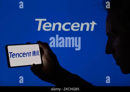 Le logo Tencent est affiché sur un smartphone, avec Tencent en arrière-plan à l'écran, vu sur cette illustration photo. Prise à Bruxelles, Belgique. Le 16 juin 2024. (Jonathan Raa / Sipa USA) *** strictement à des fins d'actualités éditoriales *** Banque D'Images