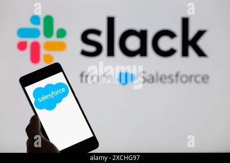 Le logo Salesforce est affiché sur un smartphone, avec le logo Slack en arrière-plan à l'écran, vu sur cette illustration photo. Prise à Bruxelles, Belgique. Le 16 juin 2024. (Jonathan Raa / Sipa USA) *** strictement à des fins d'actualités éditoriales *** Banque D'Images