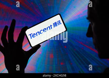 Le logo Tencent est affiché sur un smartphone, vu dans cette illustration photo. Prise à Bruxelles, Belgique. Le 16 juin 2024. (Jonathan Raa / Sipa USA) *** strictement à des fins d'actualités éditoriales *** Banque D'Images