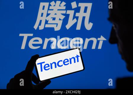 Le logo Tencent est affiché sur un smartphone, avec Tencent en arrière-plan à l'écran, vu sur cette illustration photo. Prise à Bruxelles, Belgique. Le 16 juin 2024. (Jonathan Raa / Sipa USA) *** strictement à des fins d'actualités éditoriales *** Banque D'Images