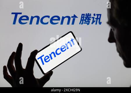 Le logo Tencent est affiché sur un smartphone, avec Tencent en arrière-plan à l'écran, vu sur cette illustration photo. Prise à Bruxelles, Belgique. Le 16 juin 2024. (Jonathan Raa / Sipa USA) *** strictement à des fins d'actualités éditoriales *** Banque D'Images