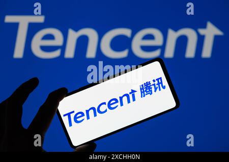 Le logo Tencent est affiché sur un smartphone, avec Tencent en arrière-plan à l'écran, vu sur cette illustration photo. Prise à Bruxelles, Belgique. Le 16 juin 2024. (Jonathan Raa / Sipa USA) *** strictement à des fins d'actualités éditoriales *** Banque D'Images