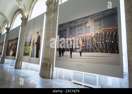 Madrid, Espagne. 17 juin 2024. Un groupe de visiteurs regarde les images lors de l'inauguration de l'exposition 'Felipe VI 2014 2024 Une décennie d'histoire de la Couronne d'Espagne au Palais Royal, le 17 juin 2024 à Madrid Espagne (photo par Oscar Gonzalez/Sipa USA) crédit : Sipa USA/Alamy Live News Banque D'Images