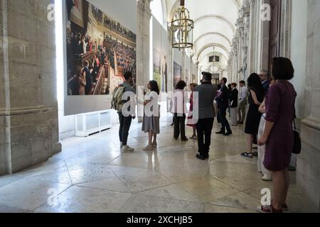 Madrid, Espagne. 17 juin 2024. Un groupe de visiteurs regarde les images lors de l'inauguration de l'exposition 'Felipe VI 2014 2024 Une décennie d'histoire de la Couronne d'Espagne au Palais Royal, le 17 juin 2024 à Madrid Espagne (photo par Oscar Gonzalez/Sipa USA) crédit : Sipa USA/Alamy Live News Banque D'Images