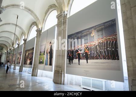 Madrid, Espagne. 17 juin 2024. Un groupe de visiteurs regarde les images lors de l'inauguration de l'exposition 'Felipe VI 2014 2024 Une décennie d'histoire de la Couronne d'Espagne au Palais Royal, le 17 juin 2024 à Madrid Espagne (photo par Oscar Gonzalez/Sipa USA) crédit : Sipa USA/Alamy Live News Banque D'Images