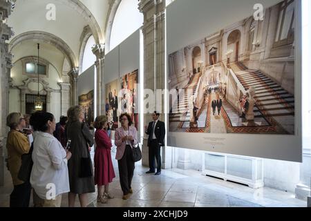 Madrid, Espagne. 17 juin 2024. Un groupe de visiteurs regarde les images lors de l'inauguration de l'exposition 'Felipe VI 2014 2024 Une décennie d'histoire de la Couronne d'Espagne au Palais Royal, le 17 juin 2024 à Madrid Espagne (photo par Oscar Gonzalez/Sipa USA) crédit : Sipa USA/Alamy Live News Banque D'Images