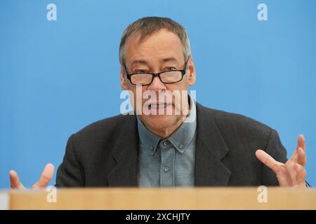 Ministerpraesident des Landes NRW Hendrik Wuest Wüst, CDU, Holger Hoffmann, Bundesgeschaeftsfuehrer Deutsches Kinderhilfswerk e.V. und Thomas Krueger Krüger, Praesident Deutsches Kinderhilfswerk e.V. Foto, stellen gemeinsam am am 14.06.2024 den Kinderreport 2024 Demokratiebildung in Deutschland in Berlin vor. DAS Vertrauen in den dauerhaften Erhalt der Demokratie in Deutschland ist laut einer Studie in der Jungen Generation Gering. Nur die Haelfte 54 Prozent der Kinder und Jugendlichen traue ihrer Generation zu, sich als Erwachsene fuer die Demokratie in Deutschland einzusetzen, heisst es in dem Banque D'Images