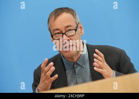 Ministerpraesident des Landes NRW Hendrik Wuest Wüst, CDU, Holger Hoffmann, Bundesgeschaeftsfuehrer Deutsches Kinderhilfswerk e.V. und Thomas Krueger Krüger, Praesident Deutsches Kinderhilfswerk e.V. Foto, stellen gemeinsam am am 14.06.2024 den Kinderreport 2024 Demokratiebildung in Deutschland in Berlin vor. DAS Vertrauen in den dauerhaften Erhalt der Demokratie in Deutschland ist laut einer Studie in der Jungen Generation Gering. Nur die Haelfte 54 Prozent der Kinder und Jugendlichen traue ihrer Generation zu, sich als Erwachsene fuer die Demokratie in Deutschland einzusetzen, heisst es in dem Banque D'Images